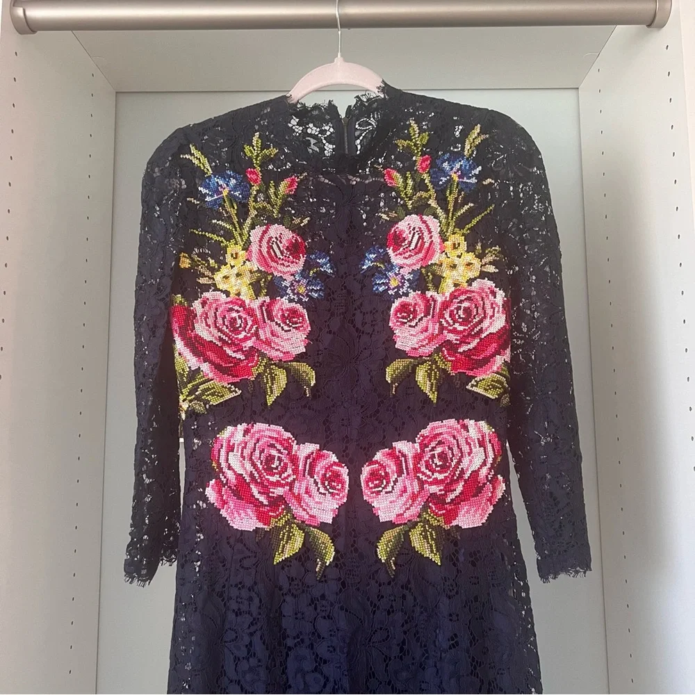 SOLD!  💕 NWT Dolce & Gabbana $4995 Floral Embroidered Lace in Navy - Picture 3 of 12